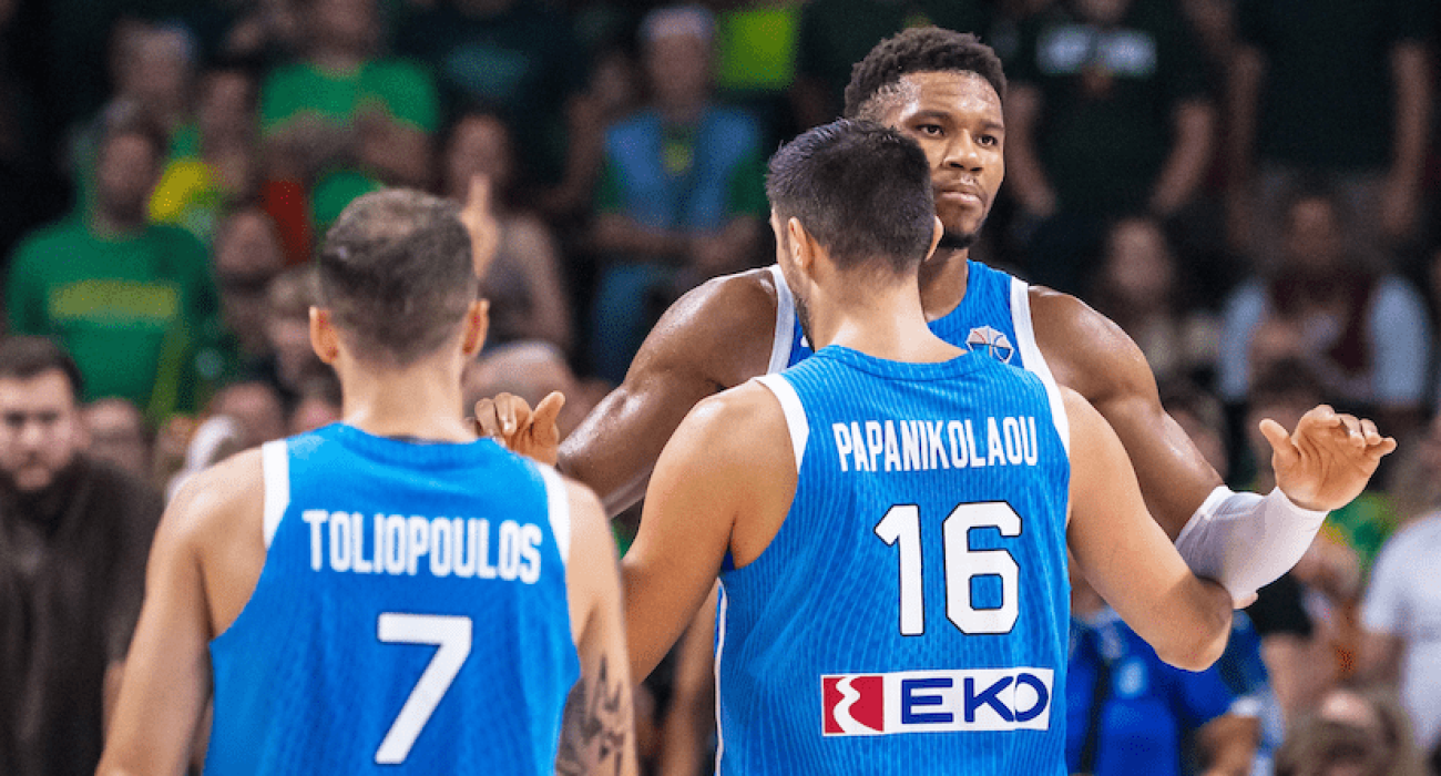 Ο Γιάννης με τον Παπανικολάου και τον Τολιόπουλο - Πηγή: FIBA