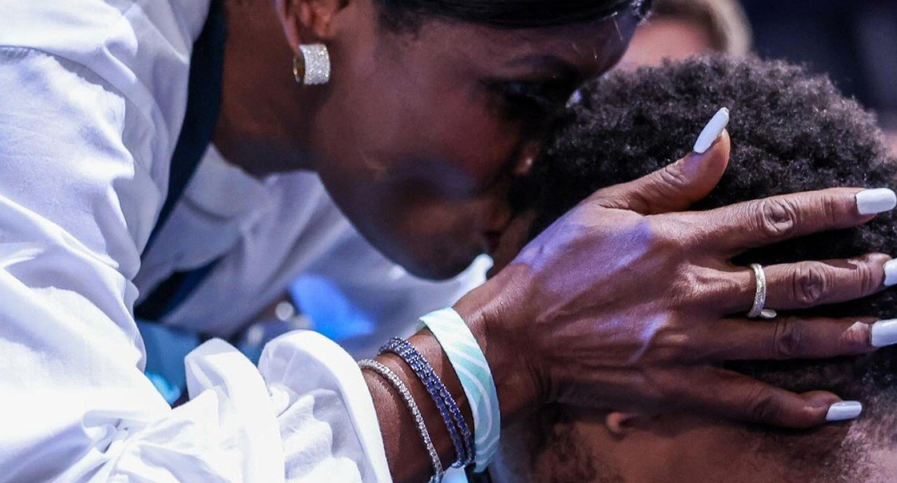 Η Βερόνικα Αντετοκούνμπο δίνει ένα φιλί στον γιο της Γιάννη / Πηγή: IG