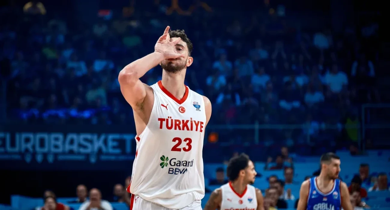 Ο Αλπερέν Σενγκούν πανηγυρίζει με τη φανέλα της Τουρκίας, Πηγή: FIBA