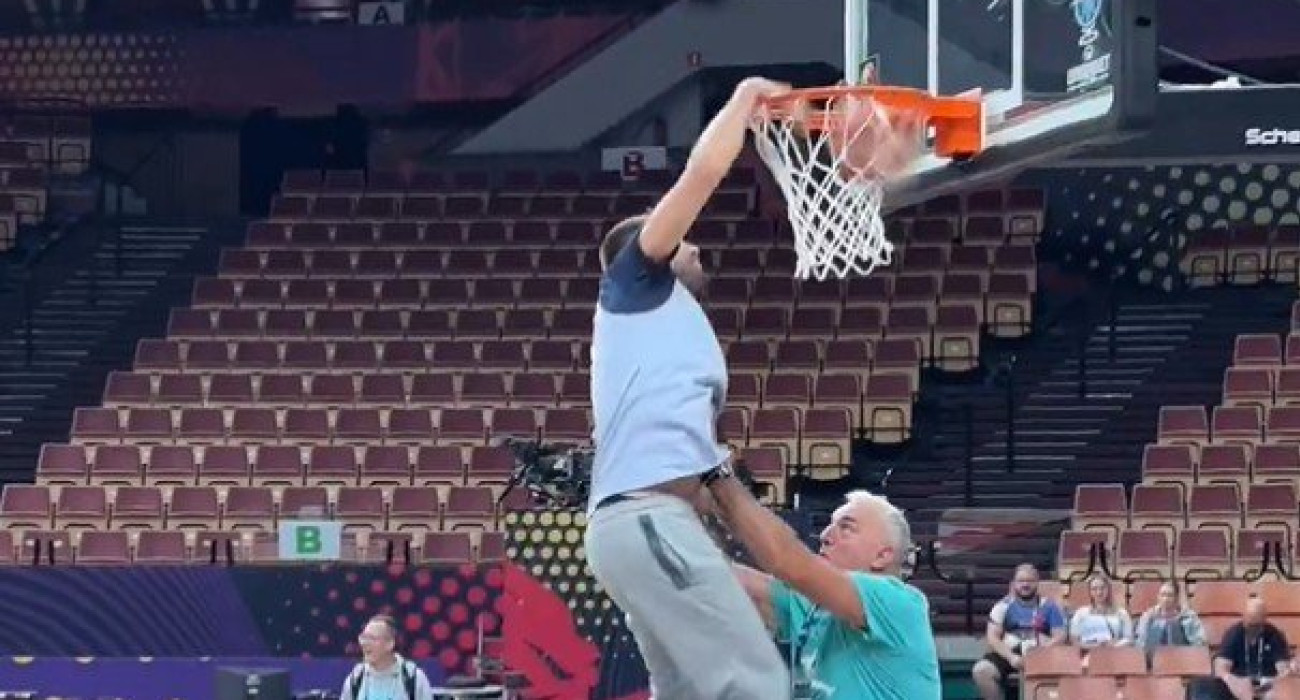 Ο Ντόντσιτς καρφώνει στη... μούρη του πατέρα του / Screenshot