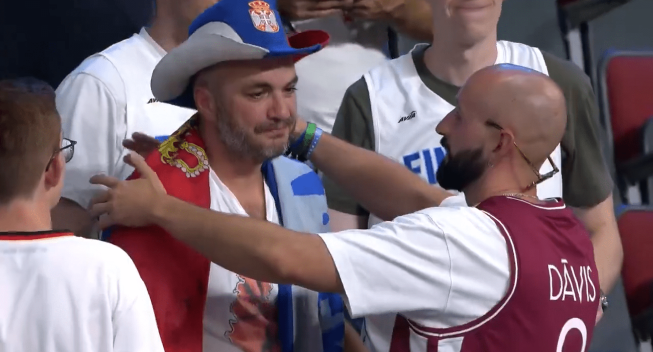 Λετονός παρηγορεί Σέρβο μετά τον αποκλεισμό της ομάδας του / Printscreen