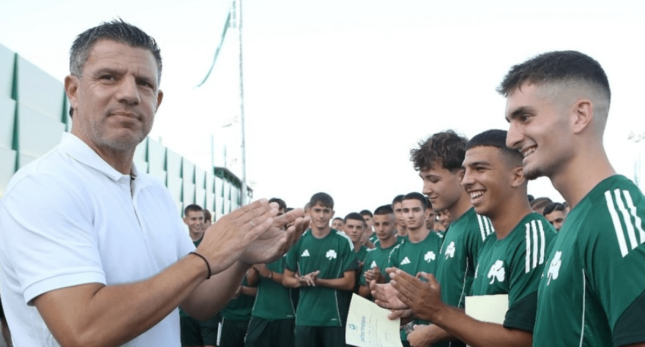 Ο Τάκης Φύσσας και οι νεαροί ποδοσφαιριστές του Παναθηναϊκού / Πηγή: instagram