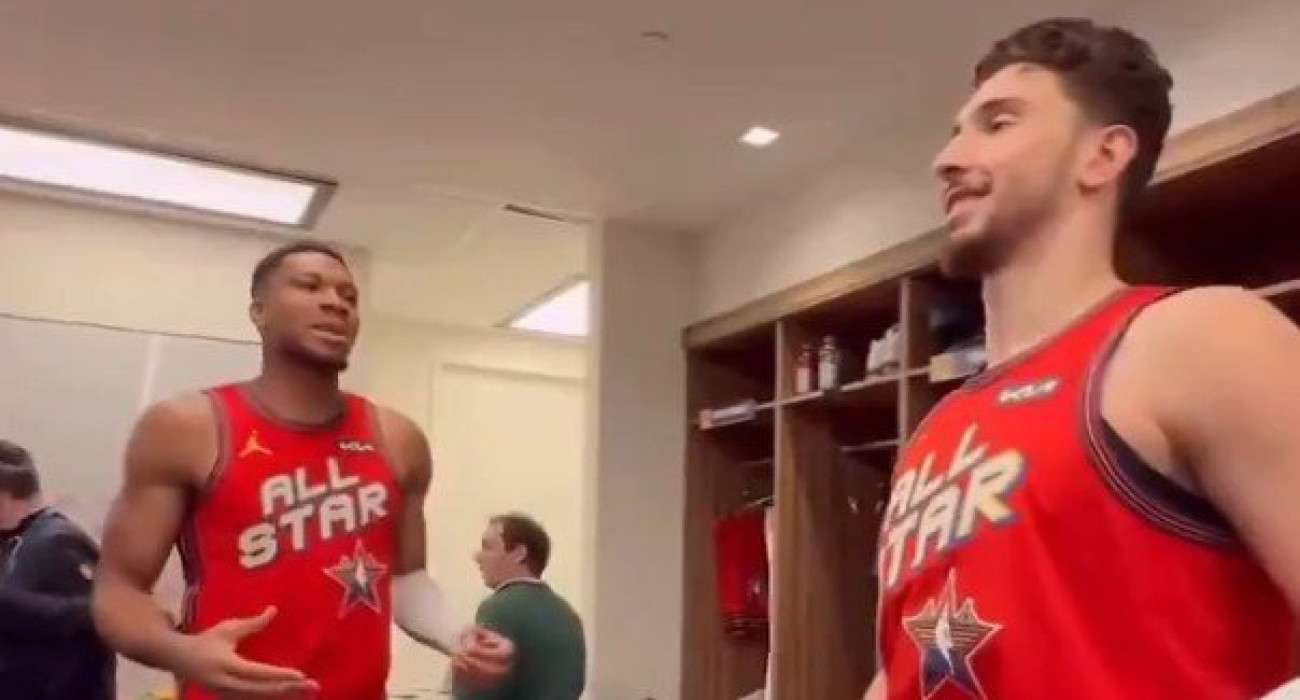 Ο Γιάννης Αντετοκούνμπο συζητά με τον Αλπερέν Σενγκούν / Screen Shot