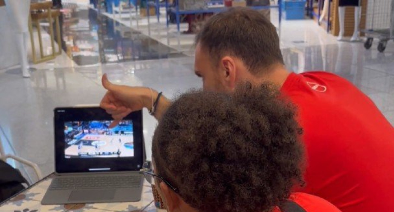 O Νίκολα Μιλουτίνοφ και ο Τάισον Γουόρντ / Πηγή: ΚΑΕ Ολυμπιακός