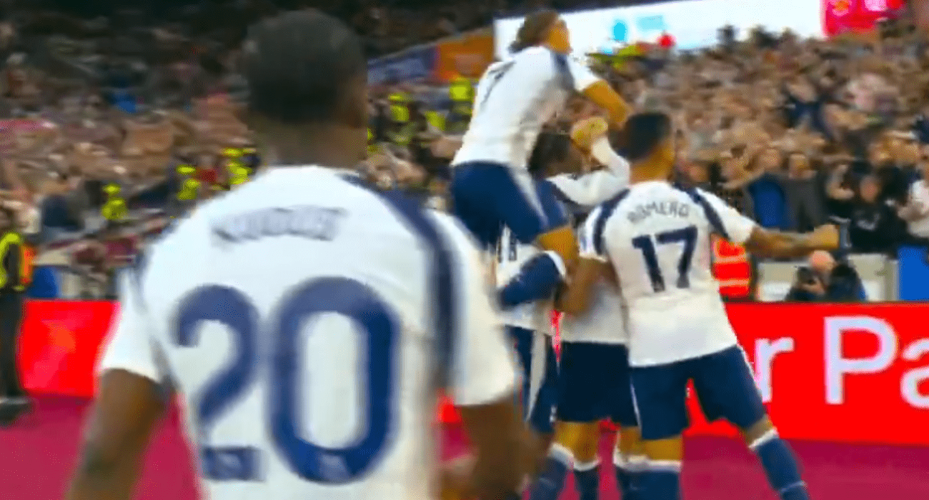 Οι παίκτες της Τότεναμ πανηγυρίζουν / Screenshot