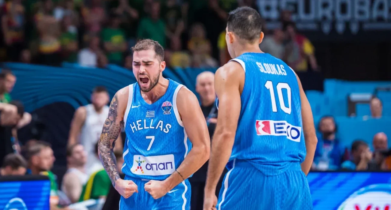 Ο Βασίλης Τολιόπουλος με τον Κώστα Σλούκα, Πηγή: FIBA