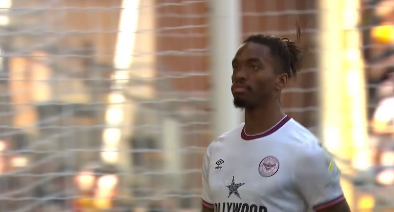 Ο Ιβάν Τόνεϊ με την φανέλα της Μπρεντφορντ / Screenshot