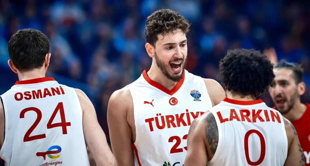 Ο Αλπερέν Σενγκούν, ο Σέιν Λάρκιν και ο Ερτάκ Οσμανί / Πηγή: FIBA Basketball