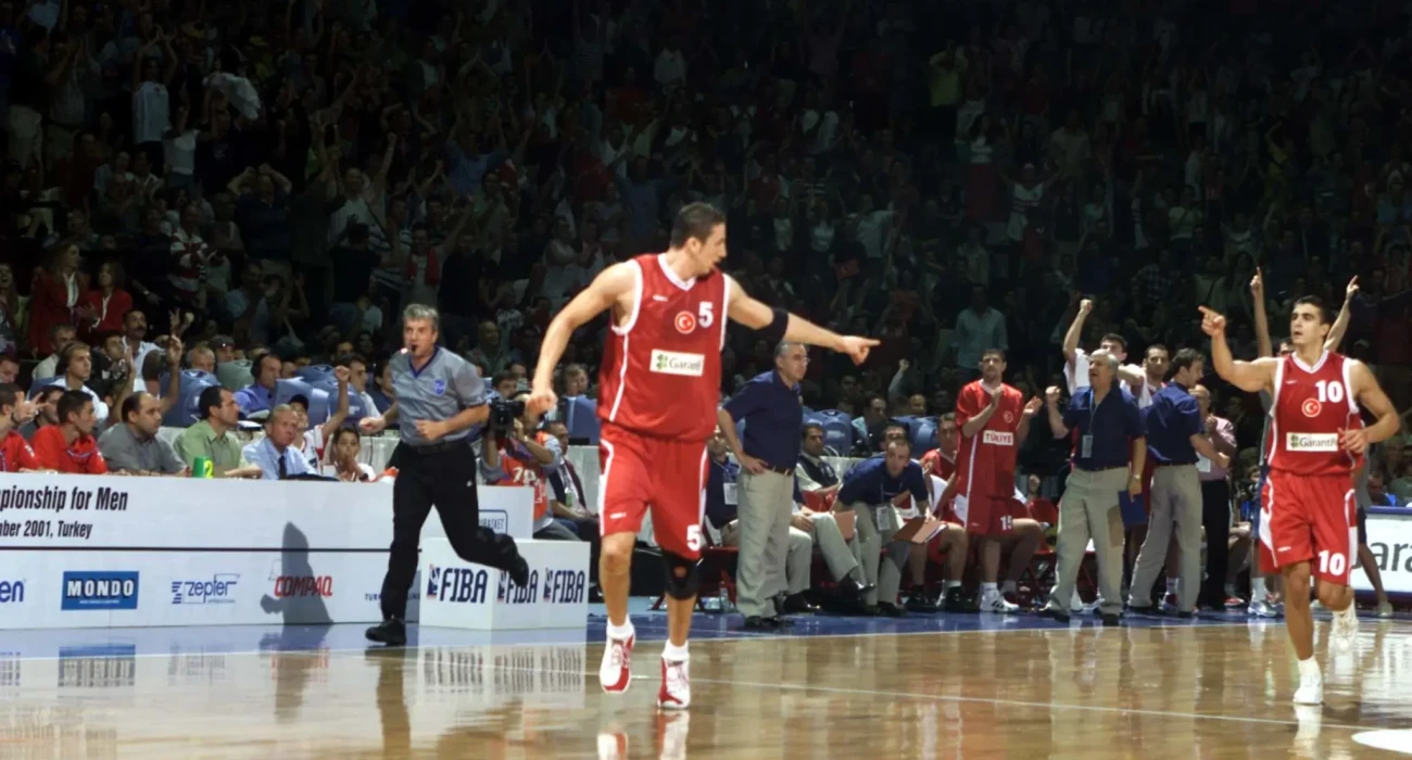 Ο Χέντο Τούρκογλου με τον Ιμπραΐμ Κουτλουάι/Πηγή: FIBA