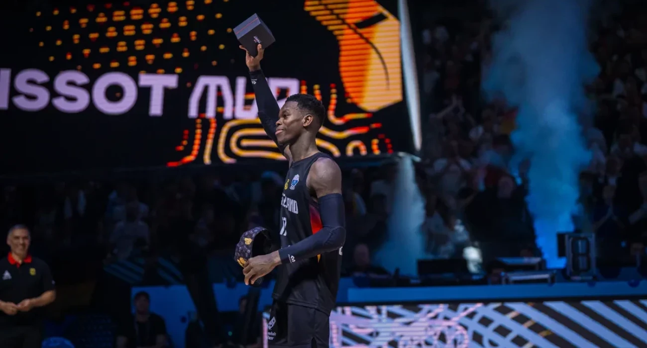 Ο Ντένις Σρέντερ με το βραβείo του MVP στα χέρια / Πηγή: FIBA