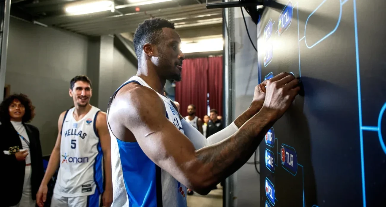 Ο Θανάσης Αντετοκούνμπο δίνει... θέση στην Εθνική για τα προημιτελικά του Eurobasket / Πηγή: FIBA