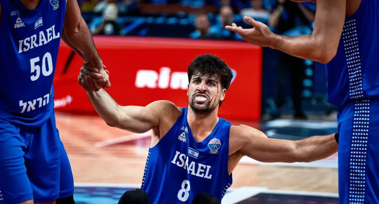 Ο Αβντίγια λίγο μετά τη σύγκρουσή του με τον Σλούκα / Πηγή: FIBA