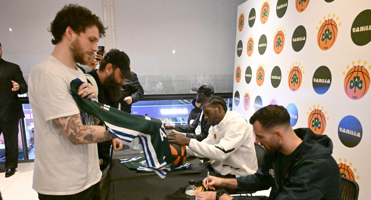 Οι αθλητές του Παναθηναϊκού ανταποδίδουν την αγάπη των φίλων της ομάδας / Πηγή: Βαγγέλης Στόλης