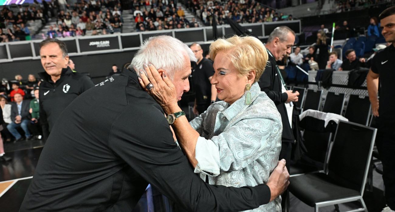 Η αγκαλιά της Δέσποινας Γιαννακοπούλου με τον Ζέλικο Ομπράντοβιτς στο τουρνουά «Παύλος Γιαννακόπουλος» / Πηγή: Βαγγέλης Στόλης