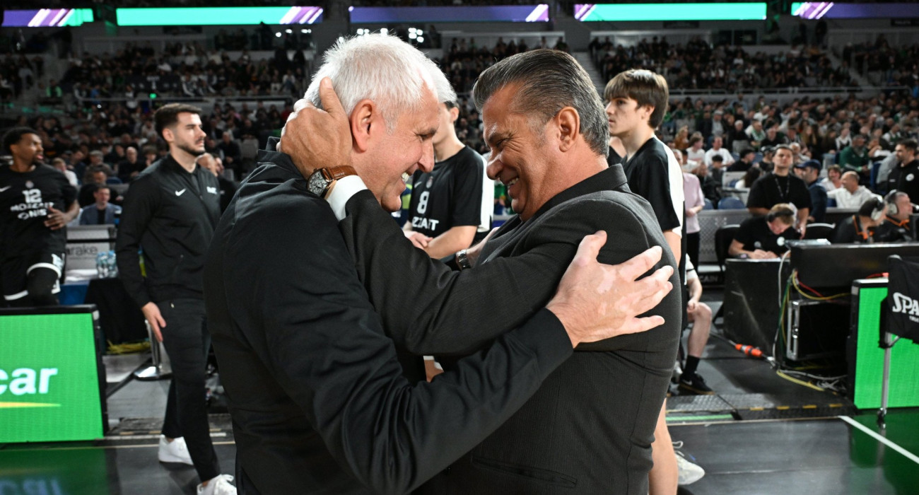 Η αγκαλιά Περθενόπουλου με τον Ομπράντοβιτς / Πηγή: Βαγγέλης Στόλης