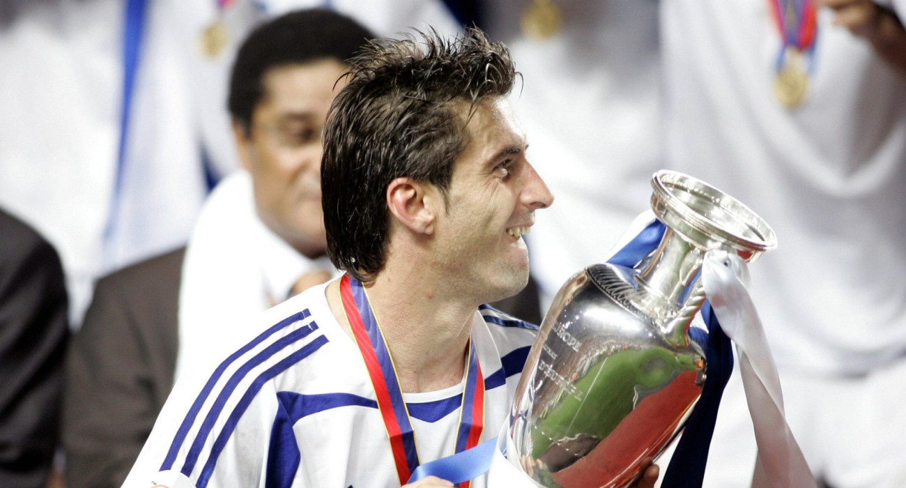 Ο Θοδωρής Ζαγοράκης με το τρόπαιο του Euro 2004 / Πηγή: Intime