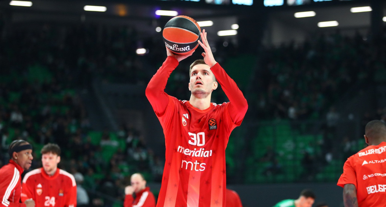 Ο Φιλίπ Πετρούσεφ κάνει ζέσταμα με τη φανέλα του Ερυθρού Αστέρα/Πηγή: Intime