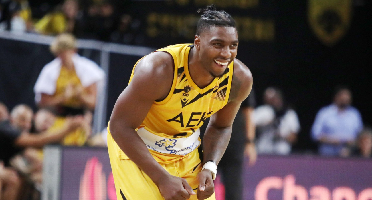 Ο Φρανκ Μπάρτλεϊ στο Athletiko: «Δεν ανησυχώ για την πίεση, περήφανος για την πρόοδο της ΑΕΚ»