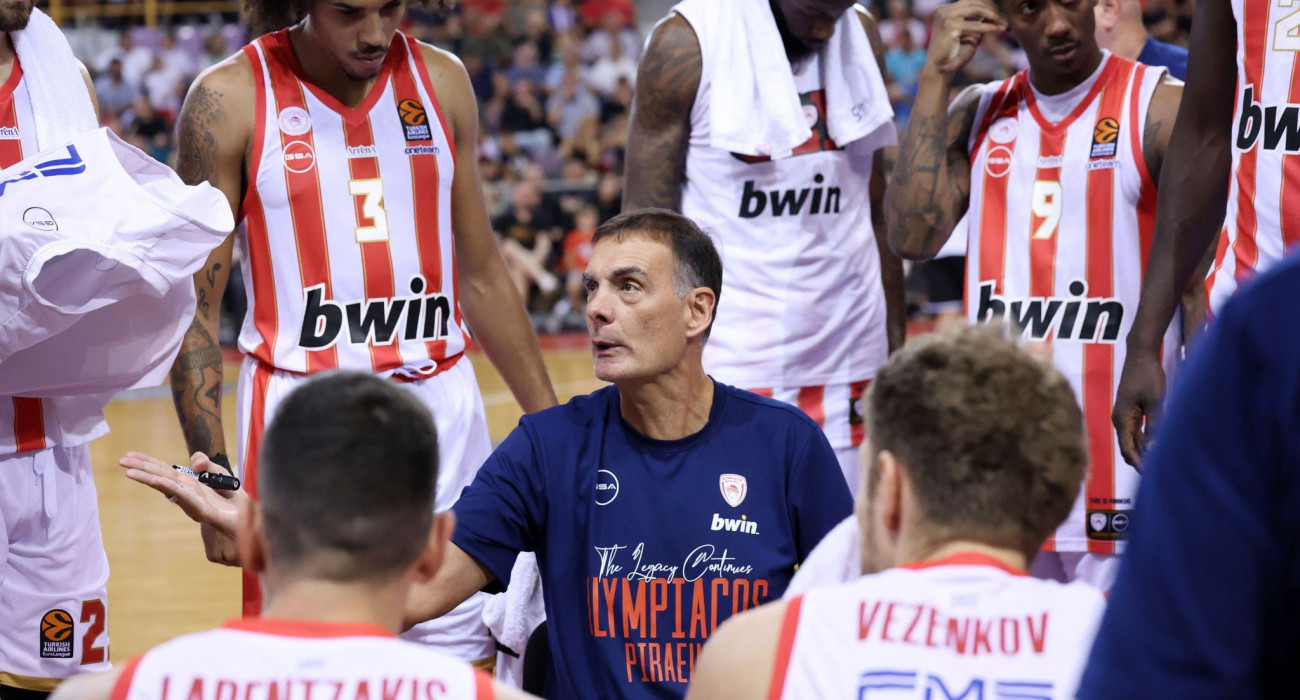 Ο Γιώργος Μπαρτζώκας δίνει οδηγίες στους παίκτες του / Πηγή: ΙΝΤΙΜΕ