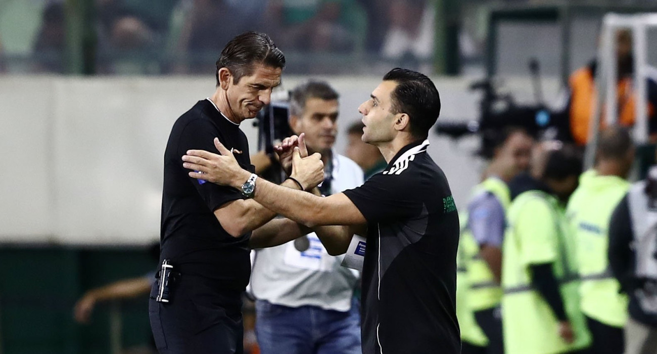 Ο Γιώργος Τζαβέλλας με τον διαιτητή του ντέρμπι/ Πηγή: Intime