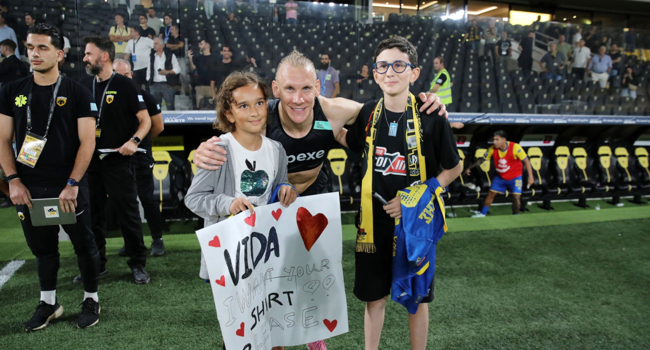 Ο Μιχαήλ Πάνου και η Σοφία με τον Ντομαγκόι Βίντα / Πηγή: Intime