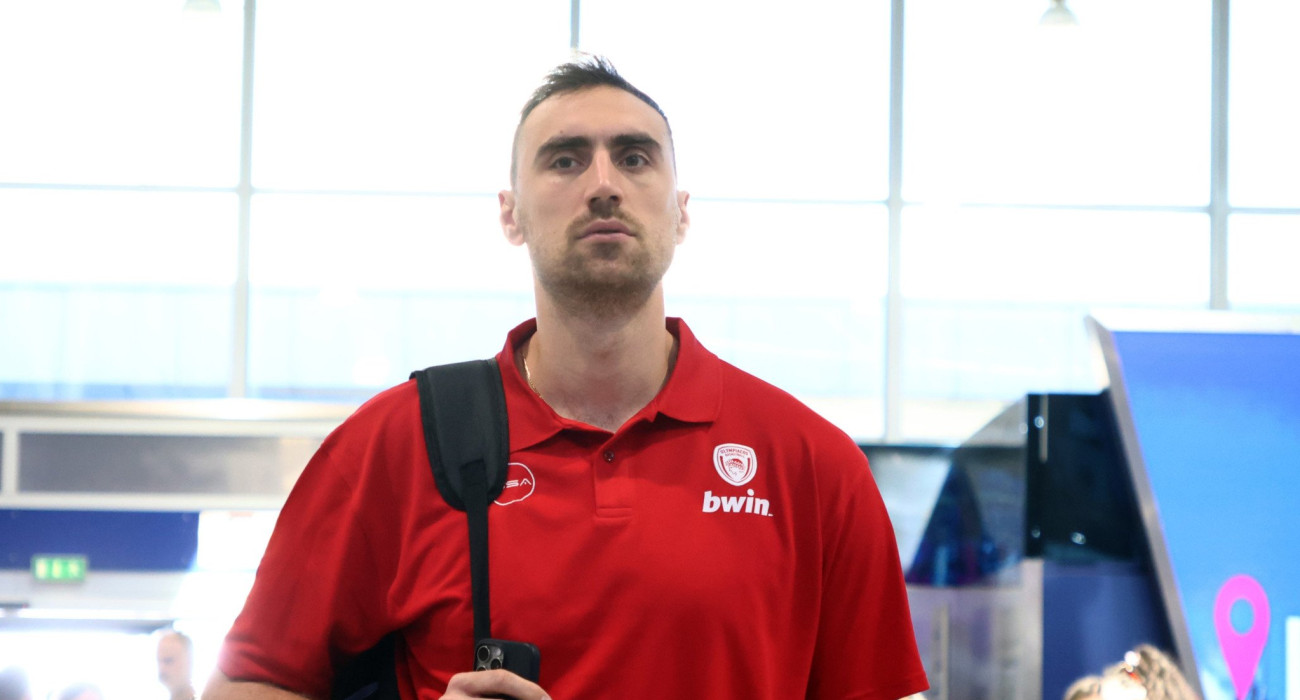 Ο Νίκολα Μιλουτίνοφ κατά την αναχώρηση του Ολυμπιακού για τη Ρόδο/Πηγή: In