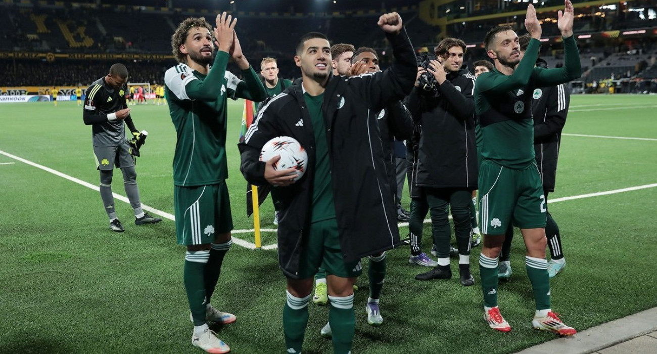 Ο Ανάς Ζαρουρί με την μπάλα που πέτυχε το χατ τρικ / Πηγή: InTime