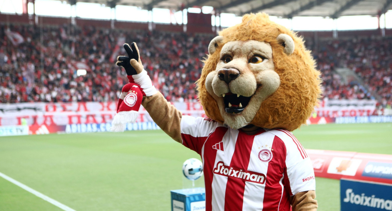 Ο «Θρυλέων» σε μία στιγμή διάδρασης με τον κόσμο του Ολυμπιακού / Πηγή: Intime