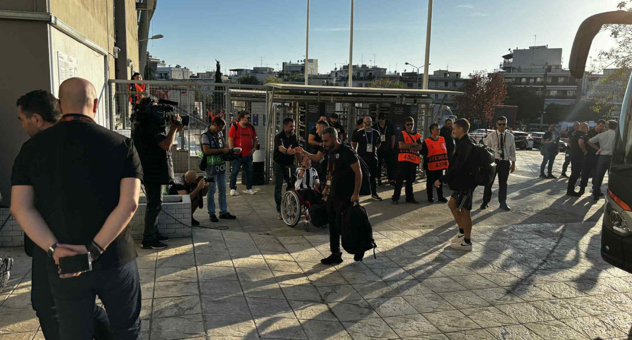 Η άφιξη του ΠΑΟΚ στην Τούμπα για το ματς με τη Μακάμπι - Συνάντηση με τον μικρό Γιαννάκη (video)