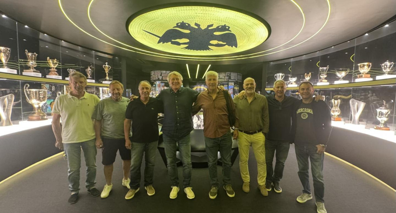 Ο Χόκαν Σάντμπεργκ μαζί με υπόλοιπους παλαιμάχους της ΑΕΚ / Πηγή: Μουσείο Ιστορίας της ΑΕΚ / AEK FC History Museum