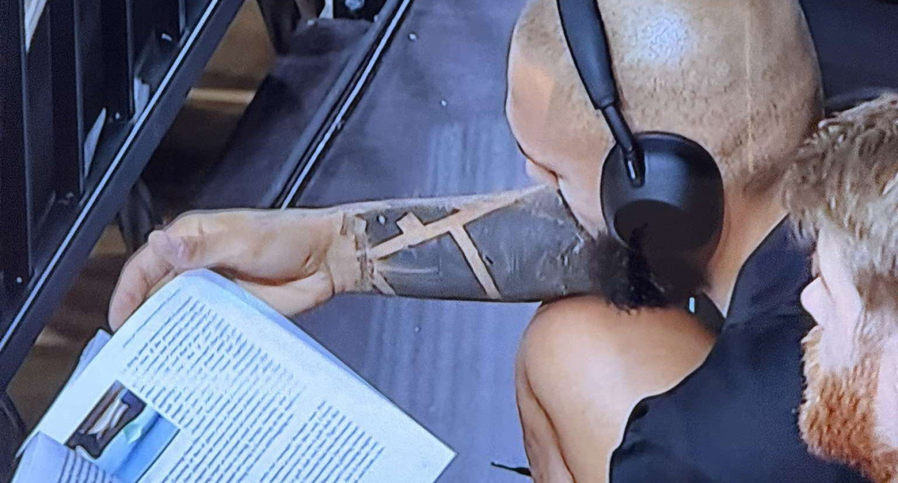 Ο Εβάν Φουρνιέ διαβάζει το βιβλίο του πριν τον ημιτελικό του Ολυμπιακού κόντρα στη Καρδίτσα / Screenshot