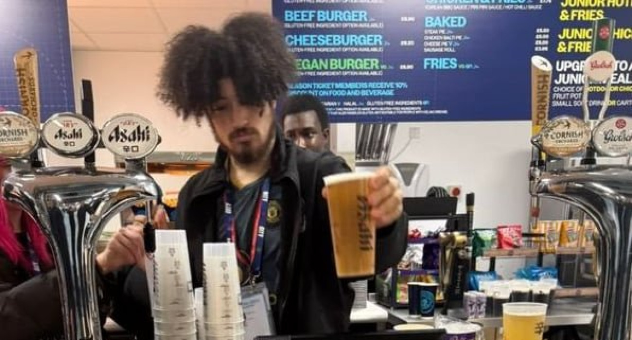 Οπαδός της Μάντσεστερ Σίτι με μπλούζα της... Γιουνάιτεντ / Screenshot