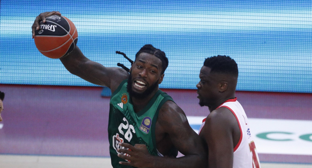 Ο Μουσταφά Φαλ και ο Ματίας Λεσόρ κοντράρονται / Πηγή: Eurokinissi