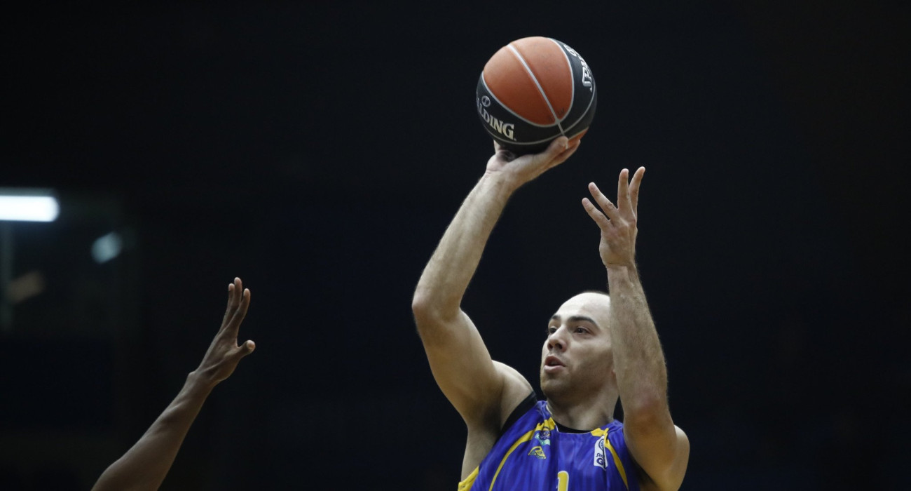 Ο Βασίλης Μουράτος με τη φανέλα του Λαυρίου, Πηγή: Eurokinissi