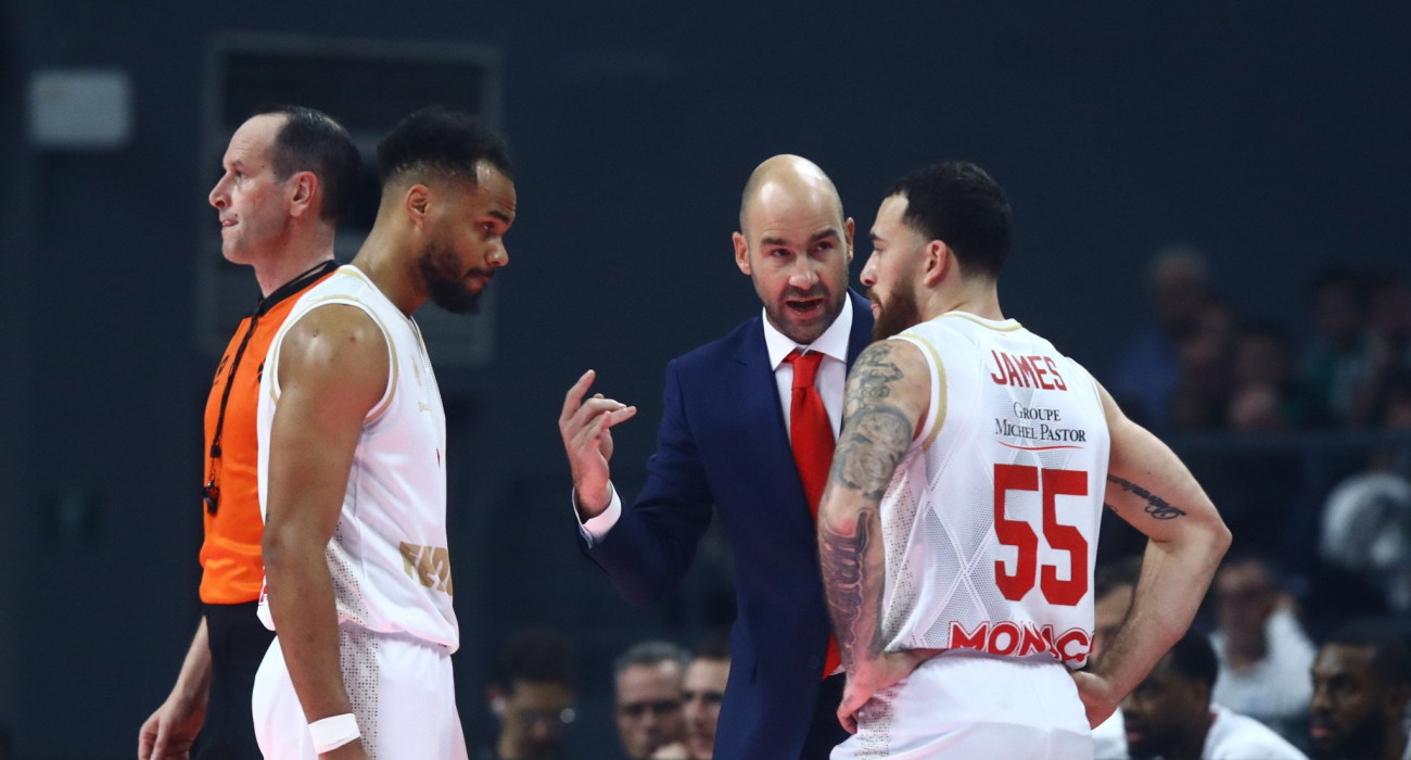 Μάικ Τζέιμς και Έλι Οκόμπο παίρνουν οδηγίες από τον Βασίλη Σπανούλη / Πηγή: Eurokinissi