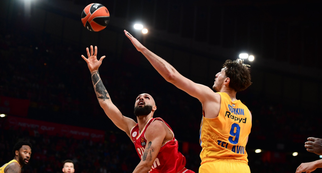 Ο Ο Εβάν Φουρνιέ του Ολυμπιακού με τον Ρομάν Σόρκιν της Μακάμπι / Πηγή: Eurokinissi