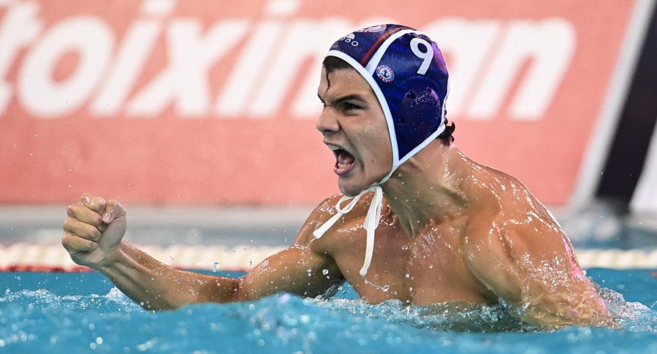 Ο Νίκος Καστρινάκης με το σκουφάκι της Βουλιαγμένης / Πηγή: Eurokinissi