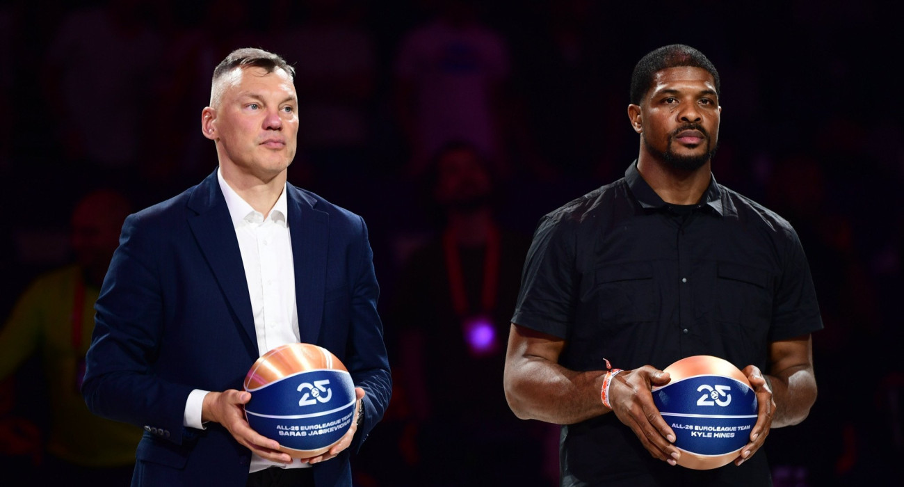 Ο Κάιλ Χάινς με τον Σαρούνας Γιασικεβίτσιους βραβε΄ύονται από την EuroLeague, Πηγή: Eurokinissi