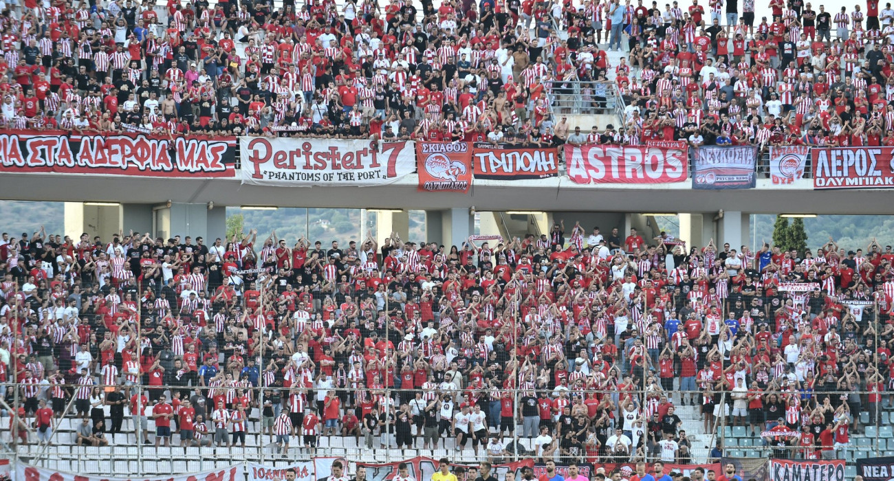 Οι οπαδοί του Ολυμπιακού στον Βόλο / Πηγή: Eurokinissi