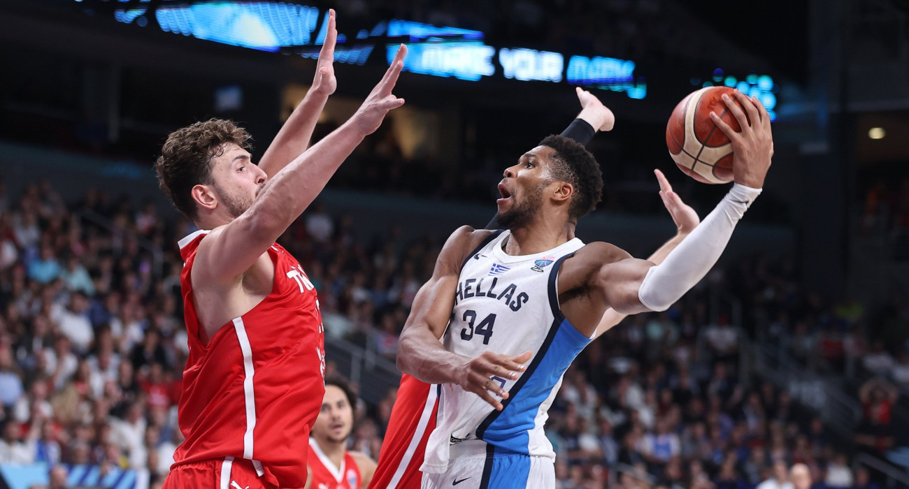 Ο Γιάννης Αντετοκούνμπο με τον Αλπερέν Σενγκούν/Πηγή: Eurokinissi