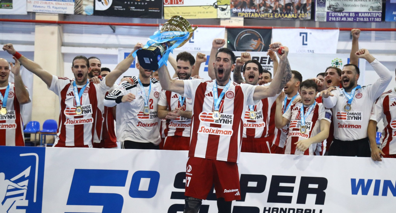 Η απονομή του τροπαίου του Σούπερ Καπ στην ομάδα χάντμπολ ανδρών / Πηγή: Eurokinissi