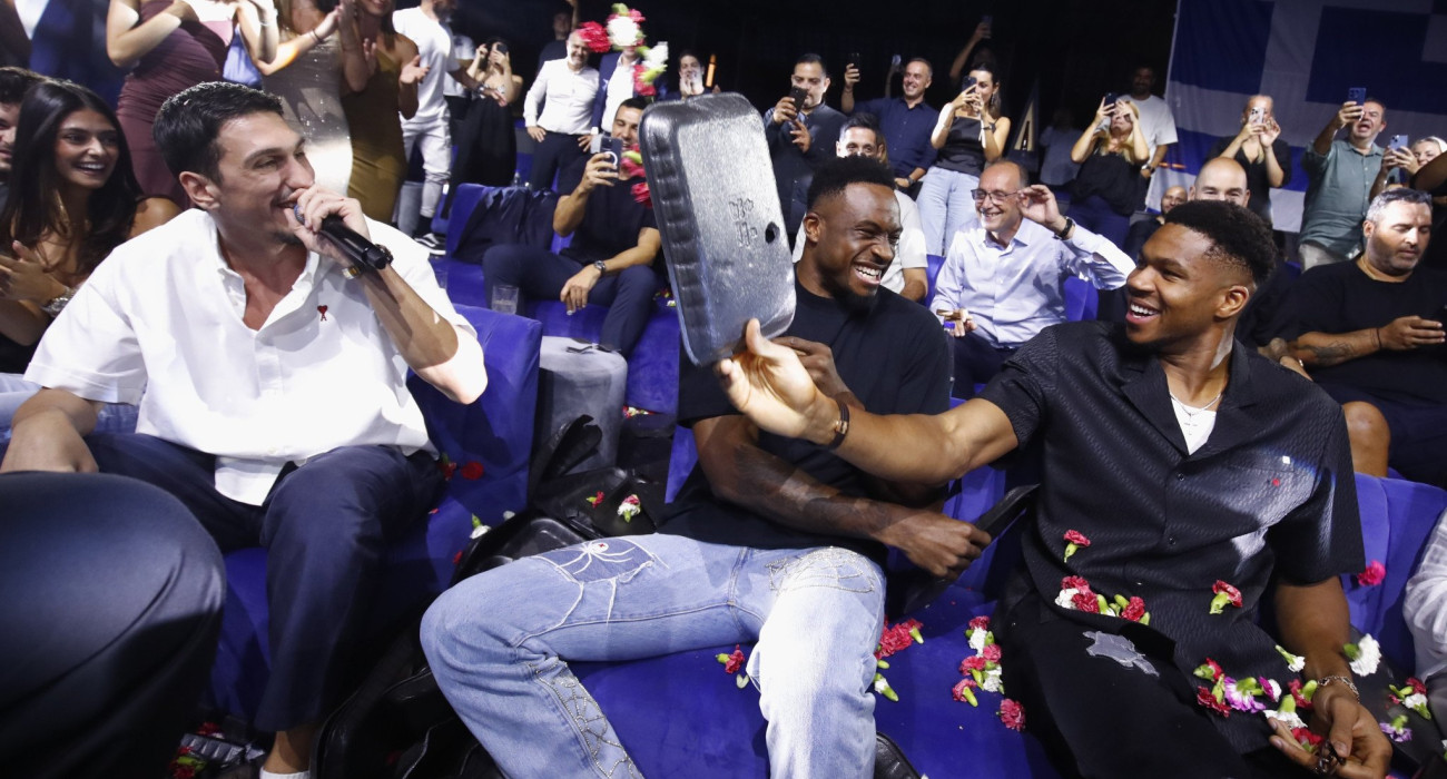 Οι παίκτες της «επίσημης αγαπημένης» διασκεδάζουν στο νυχτερινό κέντρο όπου τραγουδάει ο Θοδωρής Φέρρης, Πηγή: Eurokinissi