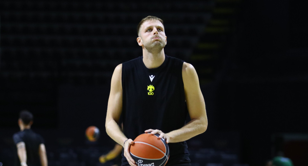 Ο Βασίλης Χαραλαμπόπουλος στην προπόνηση της ΑΕΚ - Πηγή: Eurokinissi