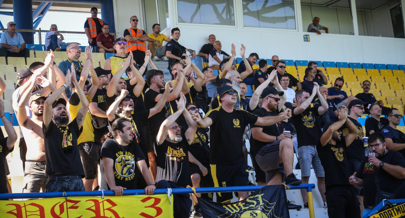 Οι οπαδοί του Άρη στο Αγρίνιο/ Πηγή:Eurokinissi