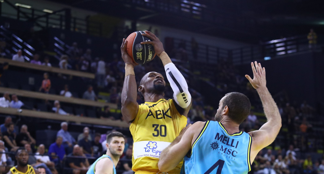 Ο Κρις Σίλβα σε μονμαχίες εντός ρακτέτας με τον Νικολό Μέλι / Πηγή: Eurokinissi