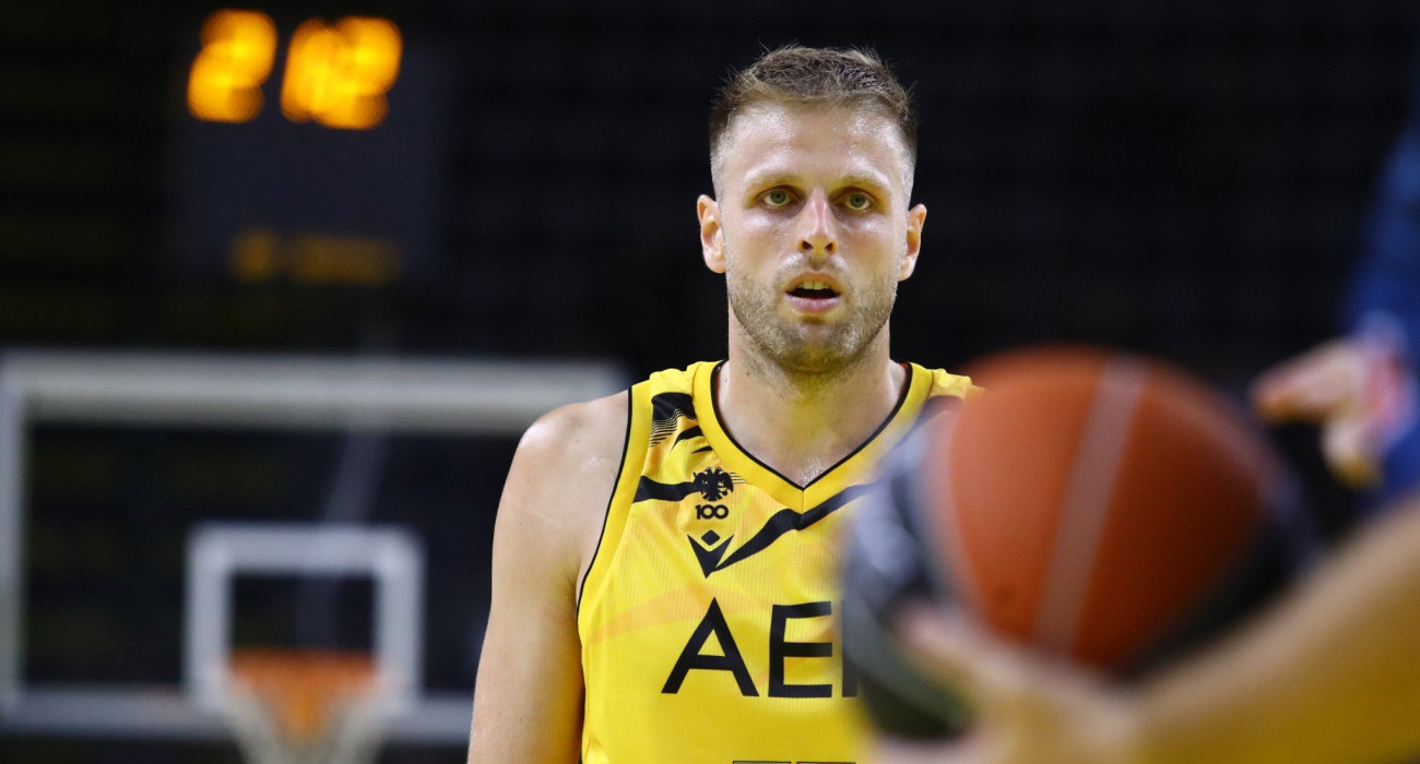 Ο Βασίλης Χαραλαμπόπουλος με τη φανέλα της ΑΕΚ - Πηγή: Eurokinissi