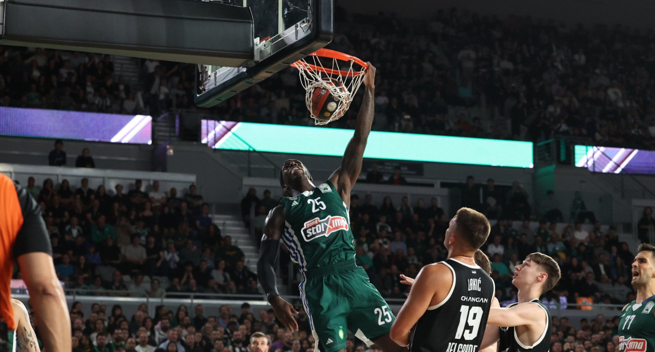 Ο Κέντρικ Ναν καρφώνει με δύναμη / Πηγή: Eurokinissi