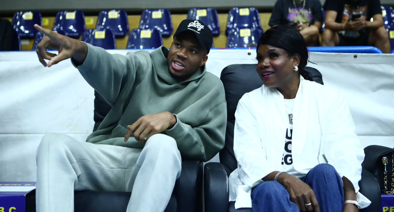 Ο Γιάννης Αντετοκούνμπο με τη μητέρα του, Βερόνικα, Πηγή: Eurokinissi