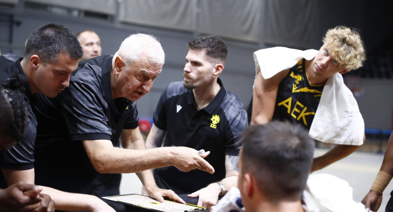 Ο Ντράγκαν Σάκοτα δίνει οδηγίες στους παίκτες του / Πηγή: Eurokinissi