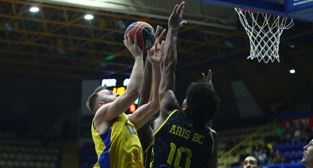 Οι παίκτες του Άρη και του Περιστερίου / Πηγή: Eurokinissi